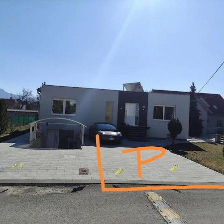 Slnecny Apartmanovy Dom Oslany 外观 照片